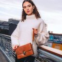 dámská kožená kabelka se zámkem chesterfield brand lucca koňaková v ruce