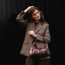 BURKELY kožená kabelka do ruky i přes rameno Cool Colbie 1000862.29.97 burgundy s modelkou