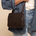 The Chesterfield Brand kožená kabelka přes rameno / crossbody Caia C48.144601 hnědá na postavě