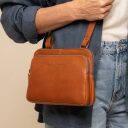 The Chesterfield Brand kožená kabelka přes rameno / crossbody Caia C48.144631 koňaková na postavě