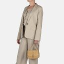 BURKELY kožená kabelka přes rameno / crossbody Demi 1001903.46.21 béžová na modelce