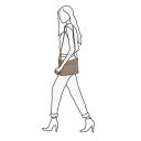DANIEL RAY kabelka přes rameno / crossbody Muswellbrook DRL 16.1598.39 světle hnědá na postavě