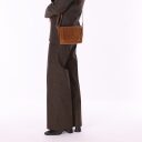 BURKELY kožená kabelka přes rameno / crossbody 1002106.25.24 koňaková na modelce