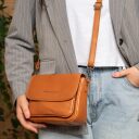 The Chesterfield Brand Kožená kabelka přes rameno Miloa C48.142131 koňaková jako crossbody
