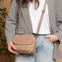 The Chesterfield Brand Kožená kabelka přes rameno Miloa C48.142139 béžová jako crossbody