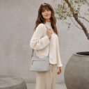 DANIEL RAY kabelka přes rameno / crossbody Muswellbrook DRL 16.1598.59 světle šedá na modelce