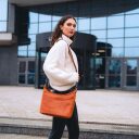 The Chesterfield Brand Kožená kabelka přes rameno Olvia C48.139131 koňaková na modelce