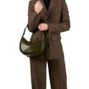 BURKELY kožená kabelka přes rameno Vintage Veda 1001503.77.75 tmavě olivová na modelce