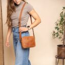 The Chesterfield Brand Dámská kožená kabelka přes rameno Westmere C48.139631 koňaková na modelce