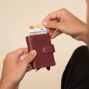 Kožená peněženka - pouzdro na karty RFID Althea vínově červená v ruce
