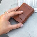 The Chesterfield Brand Kožená peněženka - pouzdro na karty RFID C08.045831 Mannheim koňaková v ruce