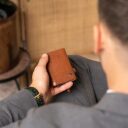 The Chesterfield Brand Kožená peněženka - pouzdro na karty RFID Gabriela C08.060731 koňaková v ruce