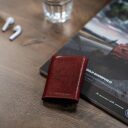 The Chesterfield Brand Kožená peněženka - pouzdro na karty RFID Paris C08.044104 červená na stole