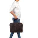 BURKELY Kožená taška na notebook 15,6" Taylor Worker 9007979.22.20 hnědá v ruce