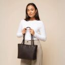 The Chesterfield Brand Kožená shopper kabelka Anira C38.023101 hnědá v ruce