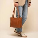 The Chesterfield Brand Kožená shopper kabelka Anira C38.023131 koňaková v ruce