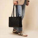 The Chesterfield Brand Kožená shopper kabelka Ellsworth C38.022800 černá v ruce