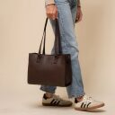 The Chesterfield Brand Kožená shopper kabelka Ellsworth  C38.022801 hnědá v ruce