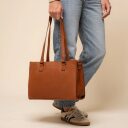 The Chesterfield Brand Kožená shopper kabelka Ellsworth C38.022831 koňaková v ruce