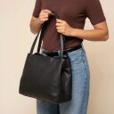 The Chesterfield Brand Kožená shopper kabelka Lioren C48.145000 černá v ruce