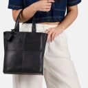 BURKELY Kožená malá shopper kabelka Rogue Robin 1001043.89.10 černá na modelce