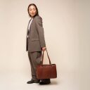 The Chesterfield Brand Kožená shopper kabelka na notebook 14" Alverino C38.022931 koňaková v ruce