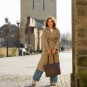 The Chesterfield Brand Kožená shopper kabelka na notebook 14" Osira C38.022601 hnědá v ruce