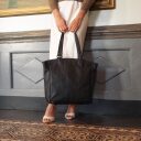 Kožená shopper kabelka na notebook BERLIN C38.016000 černá v ruce