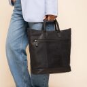 The Chesterfield Brand kožená shopper kabelka na notebook Westbrook C38.022700 černá v ruce