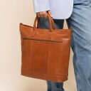The Chesterfield Brand kožená shopper kabelka na notebook Westbrook C38.022731 koňaková v ruce