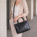The Chesterfield Brand Kožená shopper kabelka Pergamino C38.022000 černá s modelkou