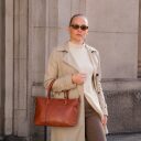 The Chesterfield Brand Kožená shopper kabelka Pergamino C38.022031 koňaková s modelkou