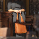 The Chesterfield Brand Kožená shopper kabelka Tofino C48.143431 koňaková v ruce