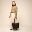 The Chesterfield Brand Kožená shopper kabelka C38.023000 černá v ruce