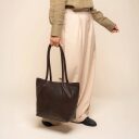 The Chesterfield Brand Kožená shopper kabelka Vespera C38.023001 hnědá v ruce