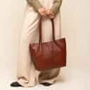 The Chesterfield Brand Kožená shopper kabelka Vespera C38.023031 koňaková v ruce