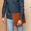 The Chesterfield Brand Kožená spisovka na A4 a tablet Barnet C40.105231 koňak v ruce