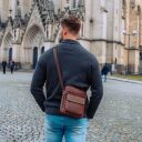 The Chesterfield Brand Kožená taška na doklady Montira C48.139801 hnědá na postavě