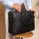 The Chesterfield Brand Kožená taška na notebook 15,6" Boston C40.108600 černá v ruce