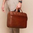 The Chesterfield Brand Kožená taška na notebook 15" Venturo C40.110831 koňaková v ruce