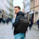 The Chesterfield Brand Kožený batoh na notebook 15,6" Soraja C58.700000 černý na zádech