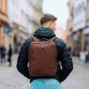 The Chesterfield Brand Kožený batoh na notebook 15,6" Soraja C58.700001 hnědý na postavě