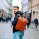 The Chesterfield Brand Kožený batoh na notebook 15,6" Soraja C58.700031 koňakový na zádech