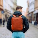 The Chesterfield Brand Kožený batoh na notebook 15,6" Soraja C58.700031 koňakový na postavě
