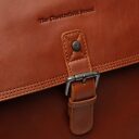 The Chesterfield Brand Kožený batoh na notebook Farrow C58.071631 koňakový logo