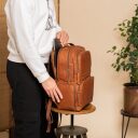 The Chesterfield Brand kožený batoh na notebook 15" Lennox C58.071131 koňak v ruce