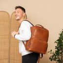 The Chesterfield Brand kožený batoh na notebook 15" Lennox C58.071131 koňak na postavě