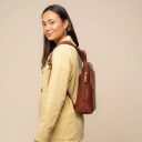 The Chesterfield Brand Kožený batoh na notebook Rosverra C58.034931 koňakový na modelce