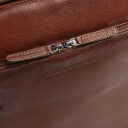 The Chesterfield Brand Kožený batoh na notebook Rosverra C58.034931 koňakový logo