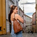ESTELLE Kožený městský batůžek Luna koňakový na modelce
